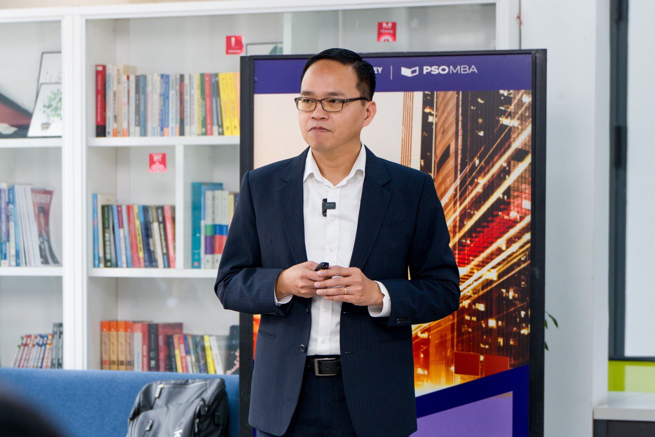 Ông Lê Quốc Trung nhấn mạnh những thông tin hữu ích mà dữ liệu mang lại tại hội thảo MBA Talk #65.