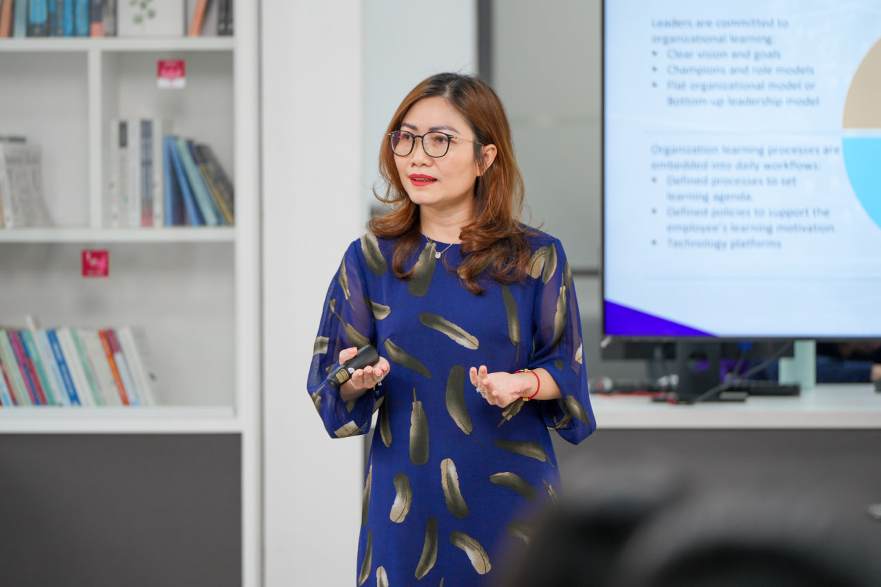 MBA Talk #81 - Bà Lê Thanh Nguyên An đang chia sẻ cùng học viên PSO MBA.