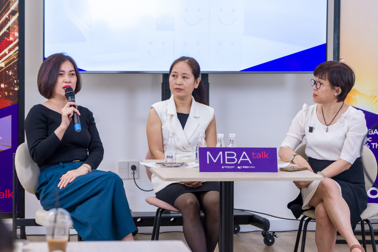 Bà Võ Thị Thu tham gia chia sẻ về chăm sóc sức khỏe tinh thần cho nhân viên tại hội thảo MBA Talk #77.