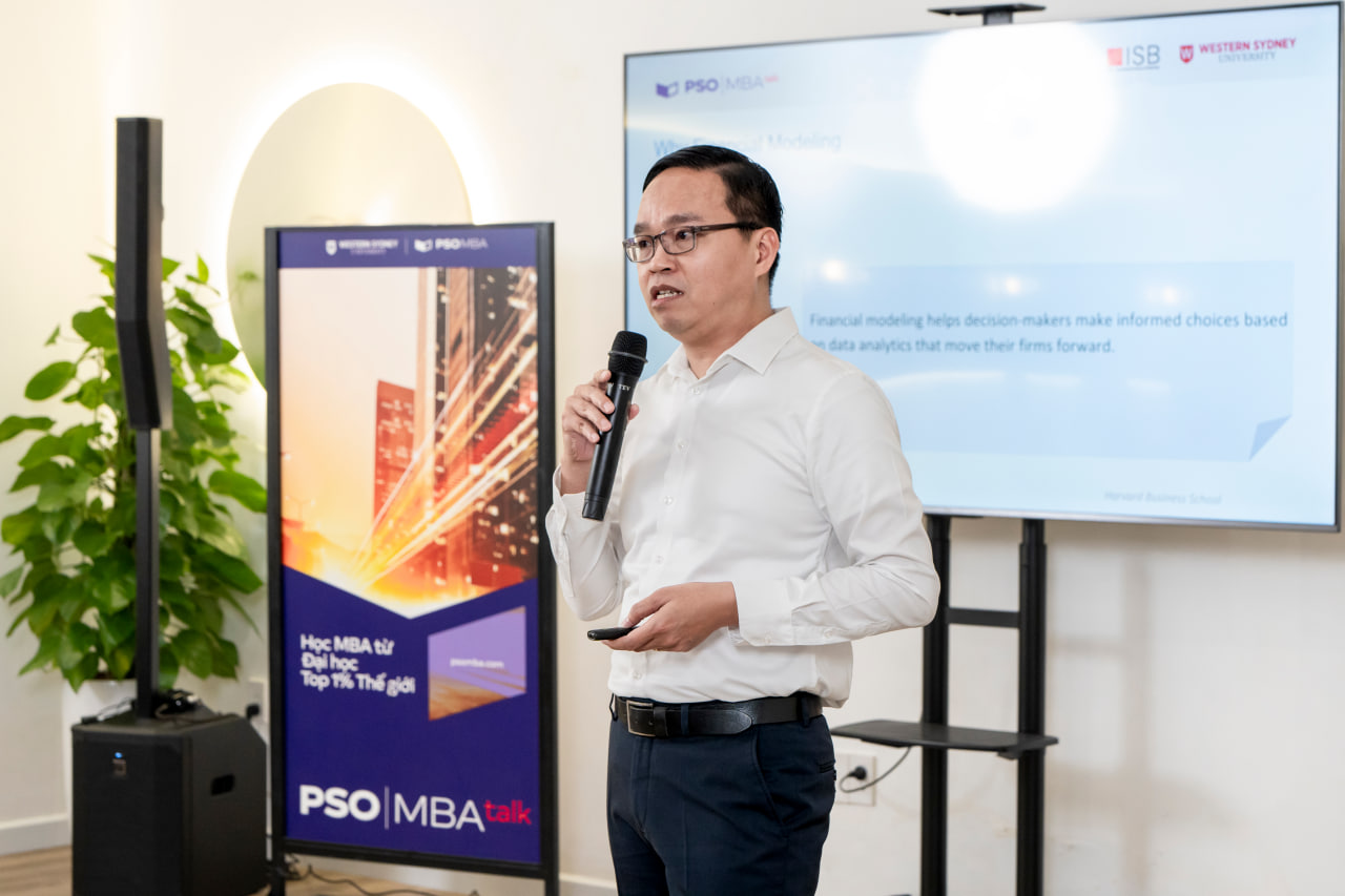 Finance Director của FrieslandCampina Vietnam chia sẻ đầy tâm huyết về mô hình tài chính trong doanh nghiệp tại MBA Talk #74 (Nguồn: Hình ảnh từ sự kiện).