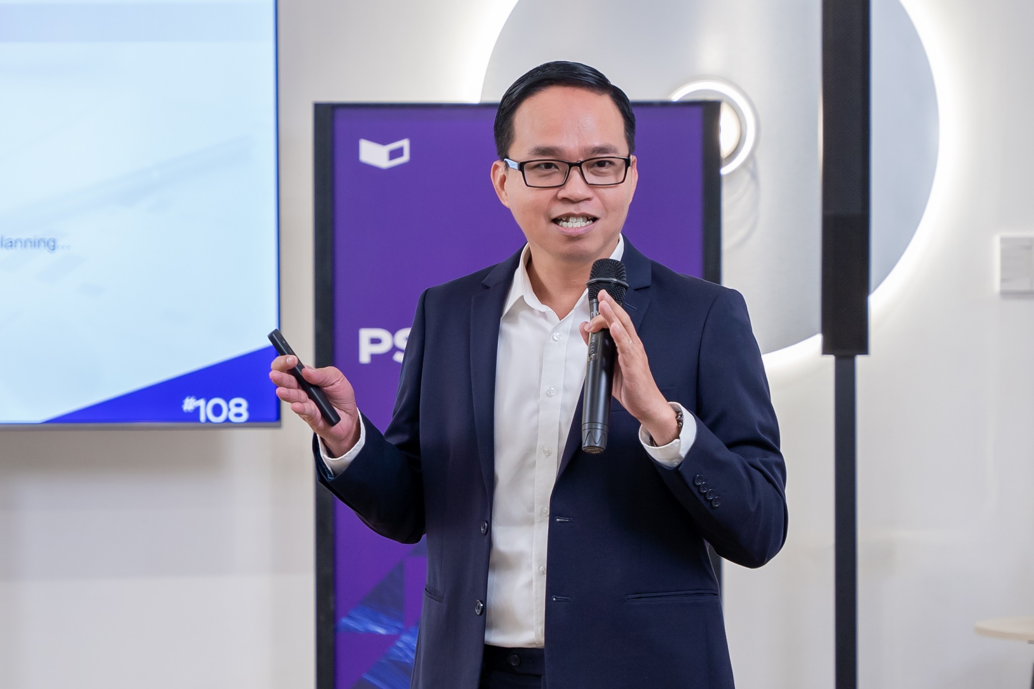 Ông Lê Quốc Trung – CFO, CHANEL Vietnam, giới thiệu về những lợi ích của Sensitivity Analysis tại MBA Talk #108 (Nguồn: Hình ảnh từ sự kiện).