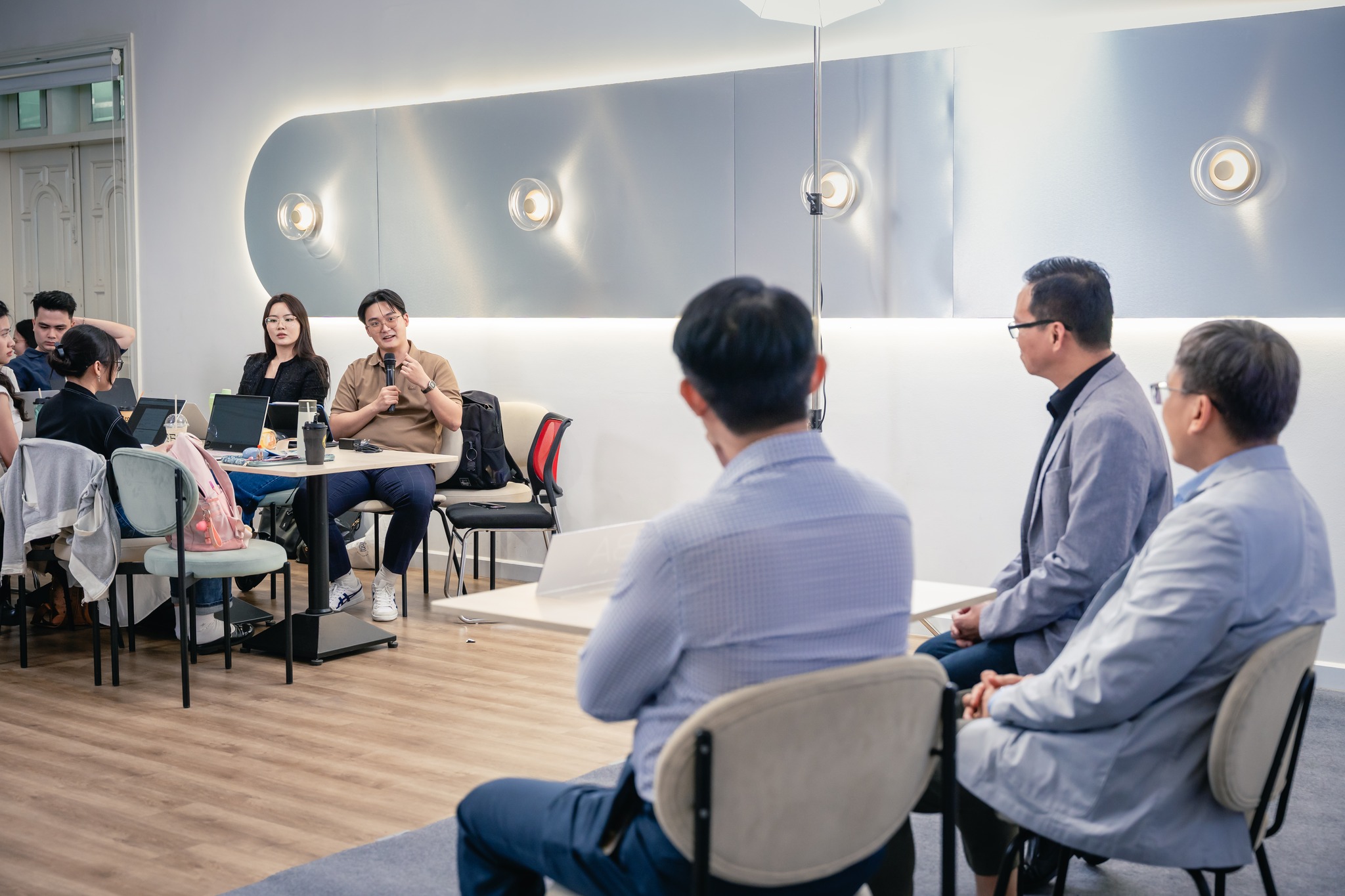 Fin Talks #6: Nghệ thuật biến dữ liệu thành quyết định tài chính 3 Học viên PSO MBA quan tâm, đặt câu hỏi xoay quanh quá trình ứng dụng dữ liệu để ra các quyết định tài chính (Nguồn: Hình ảnh từ sự kiện).