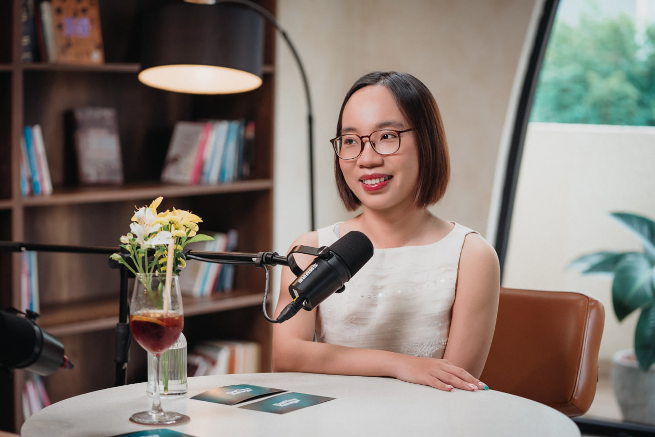Lần đầu làm sếp, chị Phương đương đầu với những khoảng cách về địa lý và độ tuổi của các thành viên trong team (Nguồn: PSO).