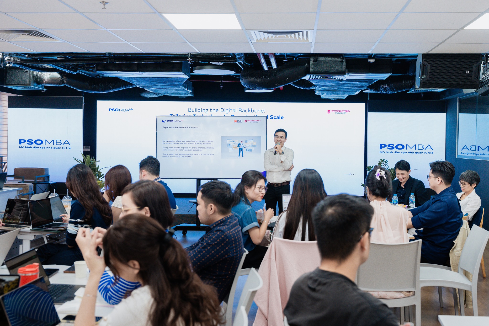 Tech Talks: Nghịch lý chuyển đổi số - khi Technology-first và Experience-first đều thất bại 2 Anh Vũ Linh chia sẻ cùng học viên PSO MBA (Nguồn: PSO MBA).