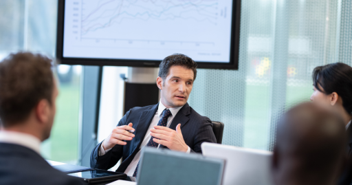 CEO là gì? Bản sắc lãnh đạo và Tầm nhìn chiến lược trong cấu trúc doanh nghiệp hiện đại