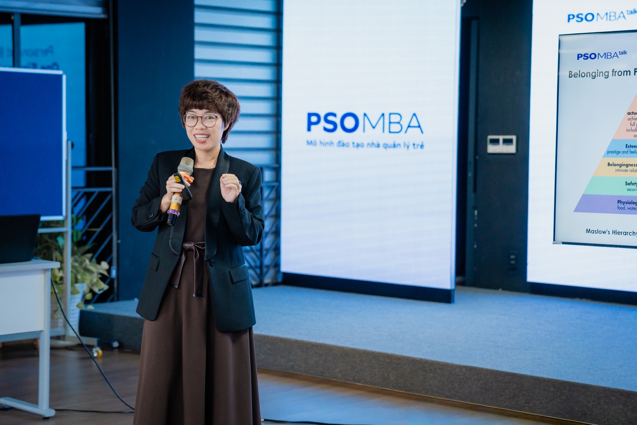 Chị Trần Thị Thu Thắm - Head of Human Resources, Triumph International Vietnam, chia sẻ cùng học viên PSO MBA (Nguồn: PSO).