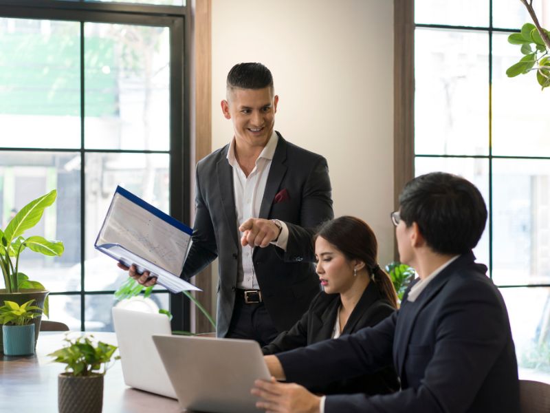Business Development là gì? Kỹ năng và mô tả công việc 3 business development executive là gì