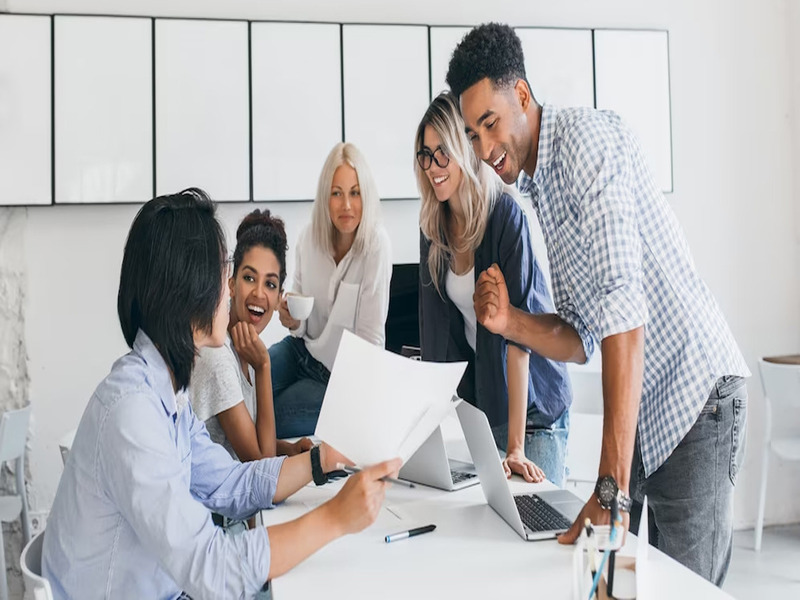 Truyền thông nội bộ là gì? Cách doanh nghiệp giao tiếp với "khách hàng" nội bộ 1 truyền thông nội bộ là gì
